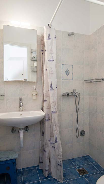 The bathroom of studio 1