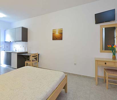 The equipped kitchen and the bed of studio 4