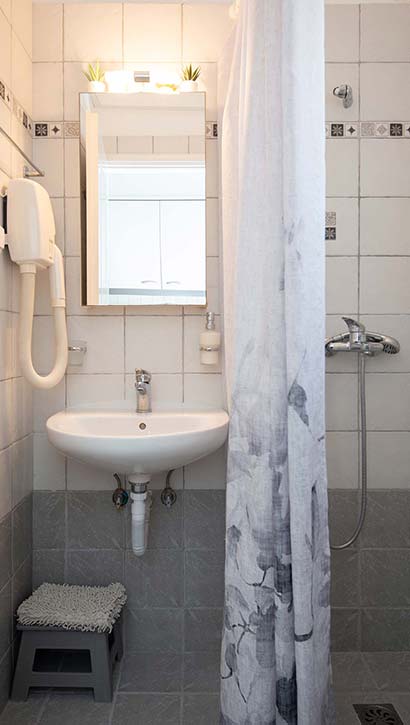 The bathroom of studio 5