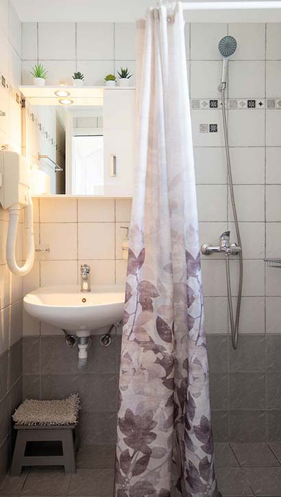 The bathroom of studio 6